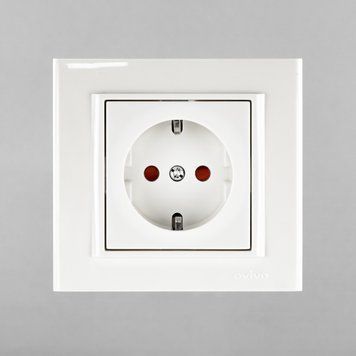 Розетка з заз. та шторками Ovivo Electric MINA біла 401-010300-218 фото